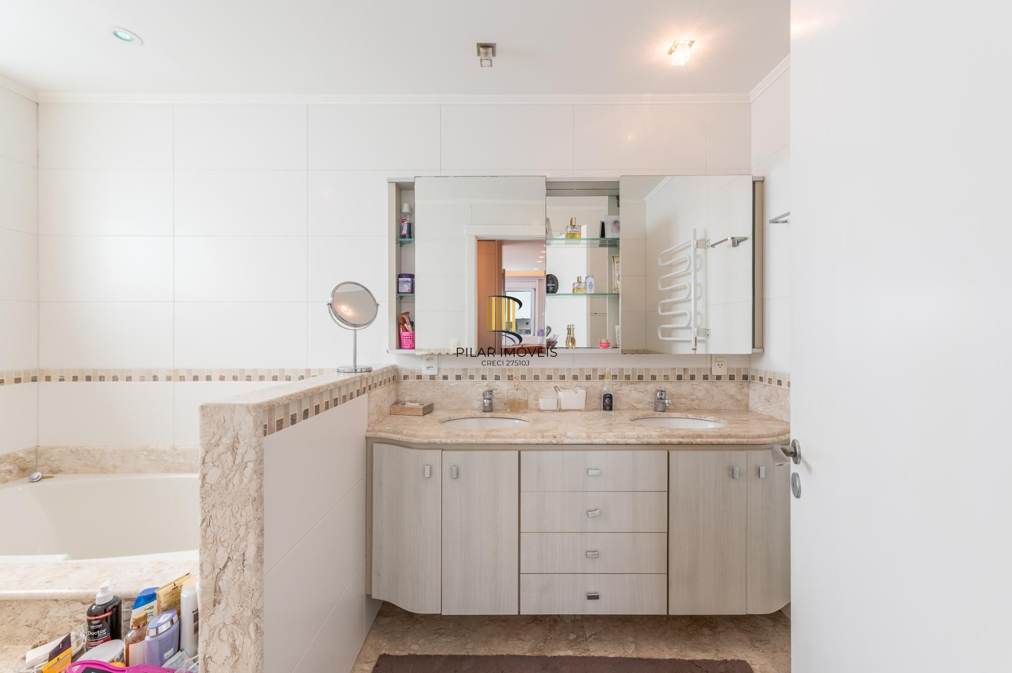 Apartamento com 204m², 3 dorm, 5 vagas no Petrópolis