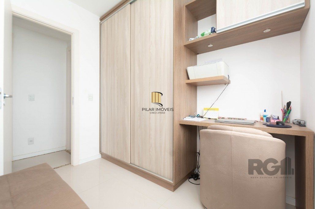 Apartamento andar alto que possui 2 dormitórios, sendo 1 súite, living para 2 ambientes, cozinha mobiliada, banheiro auxiliar