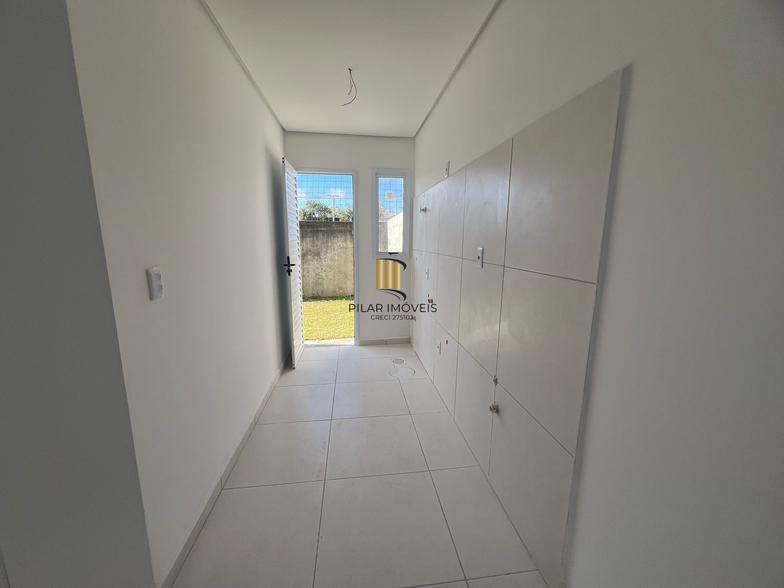 Casa com 2 dormitórios, banheiro social e pátio