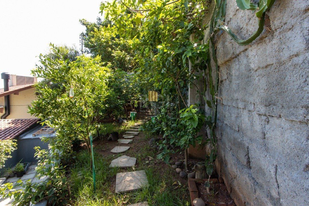 Sobrado à venda no Bairro Medianeira, reformado, 3 quartos, lareira, churrasqueira, 3 vagas
