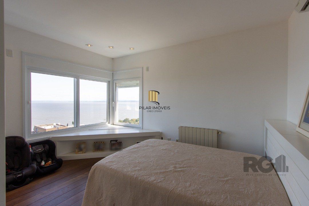 Casa deslumbrante vista do Guaiba, 3 dormitórios, sendo 1 suite master com closet e banheira de hidro com vista para o rio