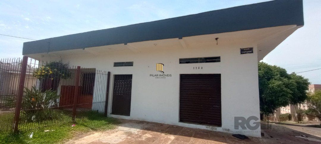 Casa de 3 dormitórios com piscina no Bairro Cristal.