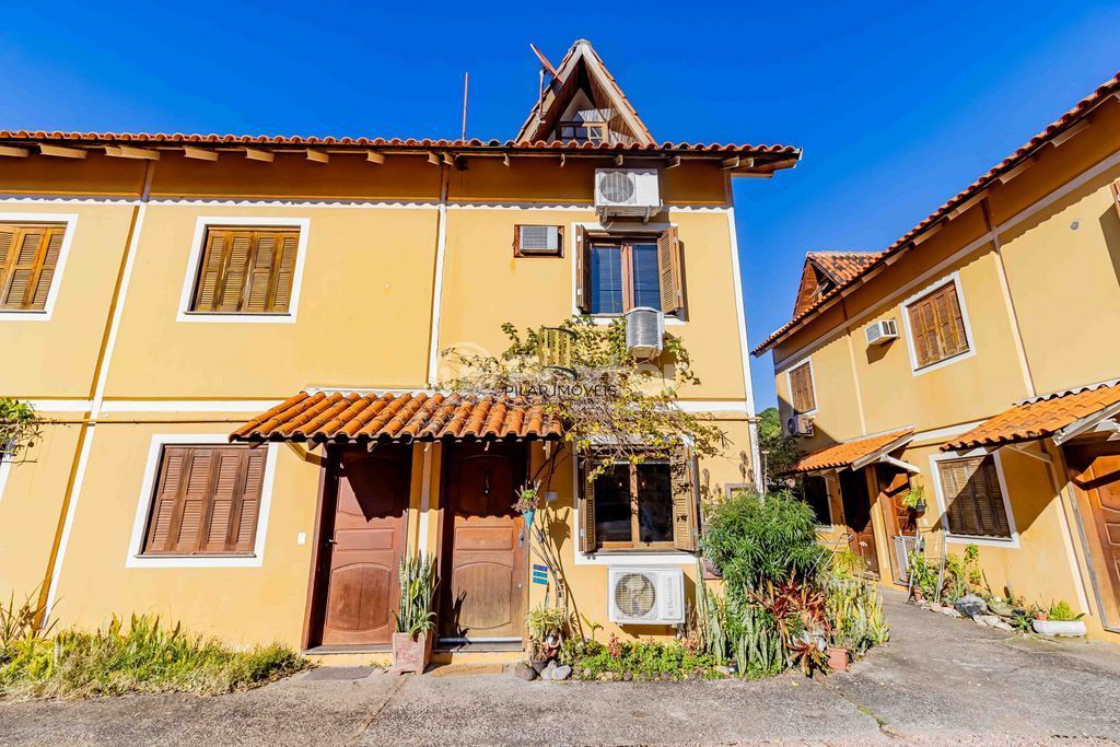 Casa de 3 dormitórios, em condomínio fechado na zona sul de Porto Alegre,  com lareira, churrasqueira e vaga de garagem.