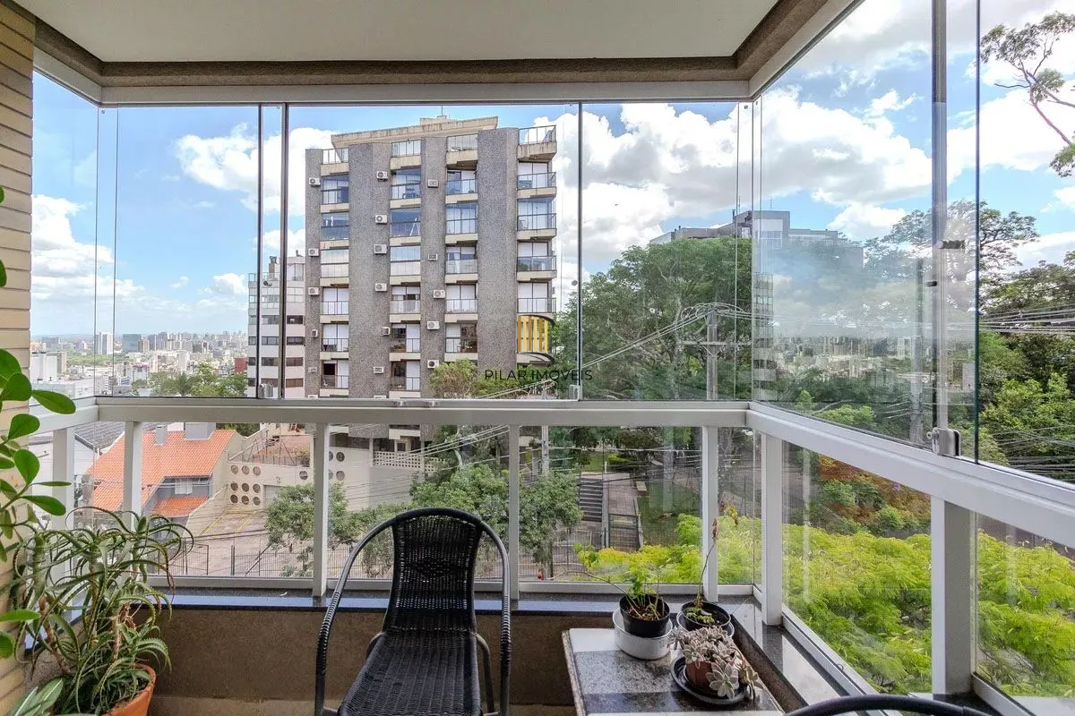 Apartamento com 3 dormitórios, 2 vagas e 231.61m² - Bairro Menino Deus