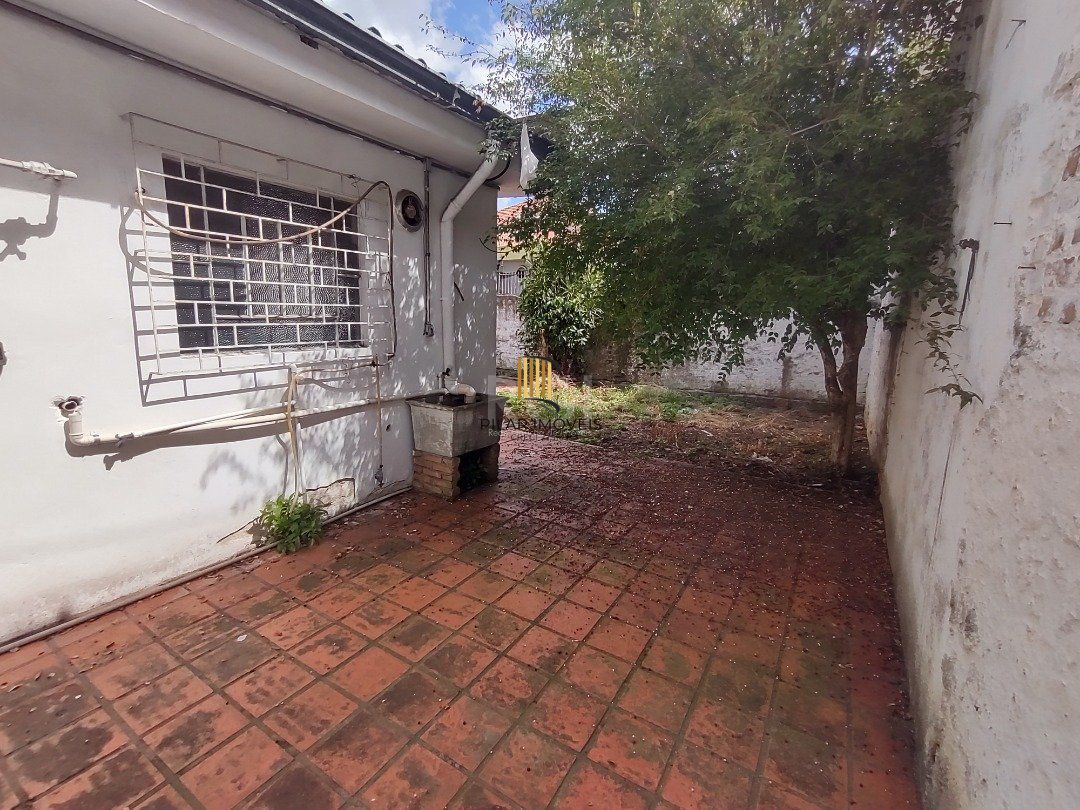 Casa à venda com 3 quartos, 1 vaga e pátio - Bairro Medianeira