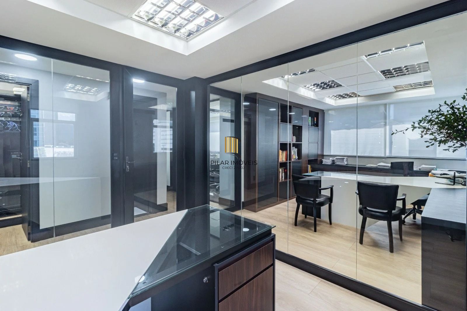 Sala/Conjunto Comercial com 4 vagas e 218m²