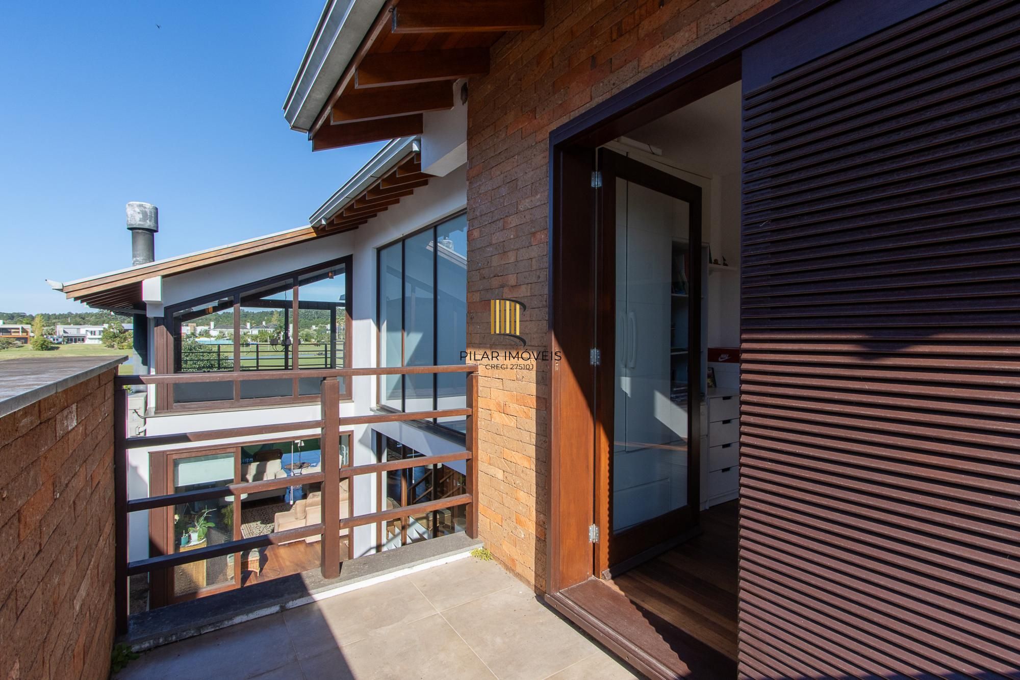 Casa no Condominio Terra Ville.  3 suites, com fundo para o lago.