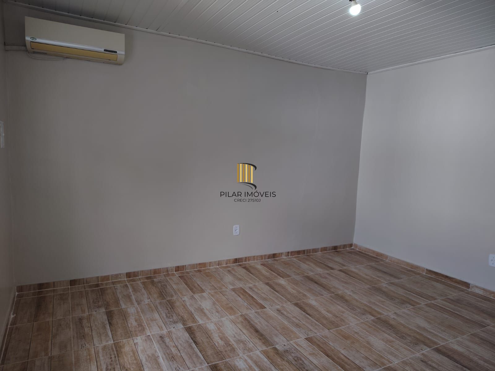 Casa de alvenaria, com 3 quartos, 1 suíte e 3 vagas de garagem.