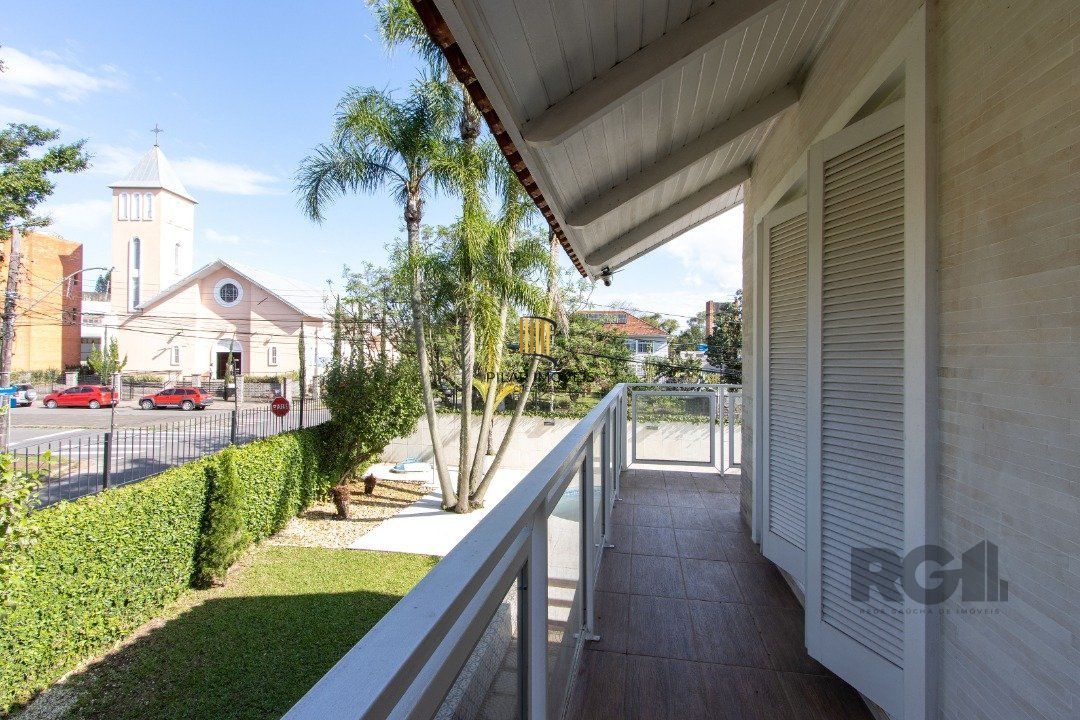 Casa a venda no bairro Guarujá com 4 dormitórios, piscina e salão de festas