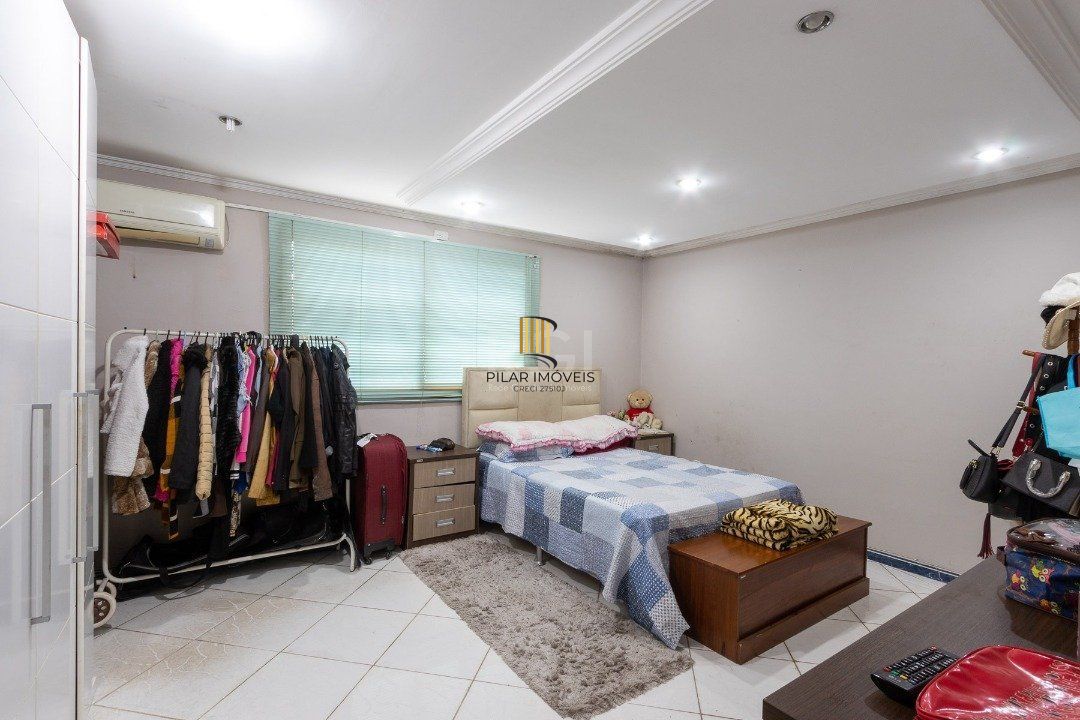 Sobrado para Venda - 300m², 3 dormitórios, sendo 1 suites, 3 vagas - Cavalhada