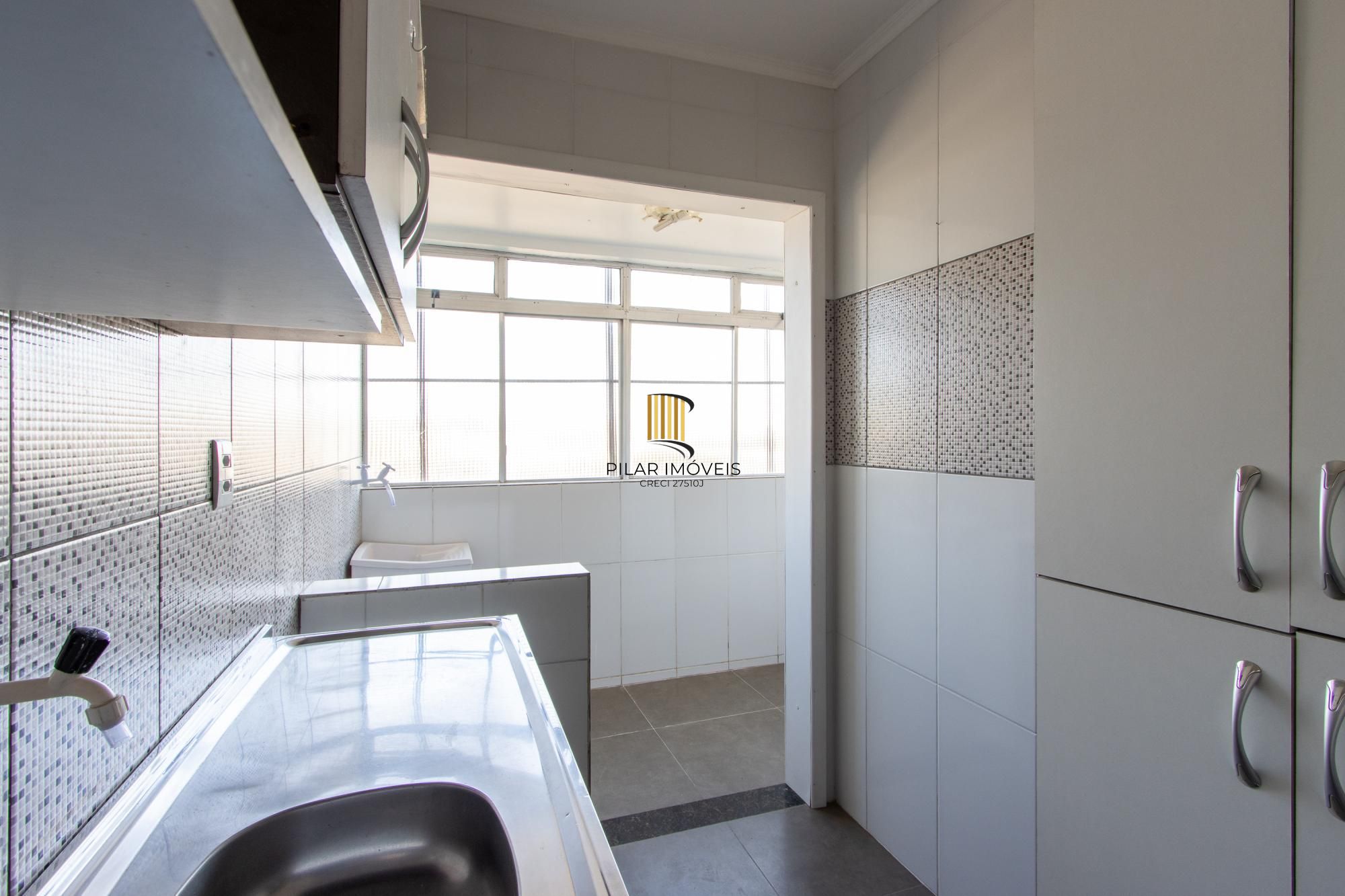 Apartamento semimobiliado à venda no bairro Cristal, 2 dormitórios, 2 banheiros, 1 vaga coberta e vista livre para o Guaíba