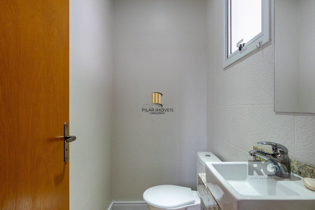 Casa em condominio com excelente padrão construtivo, possui 3 dormitórios, sendo 1 suíte máster com closet e sacada