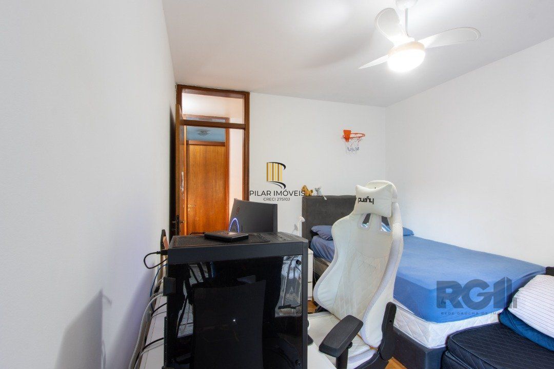 Casa em condomínio que possui  3 dormitórios, sendo 1suíte, lavabo, escritório, possibilidade de um 4 dormitório,