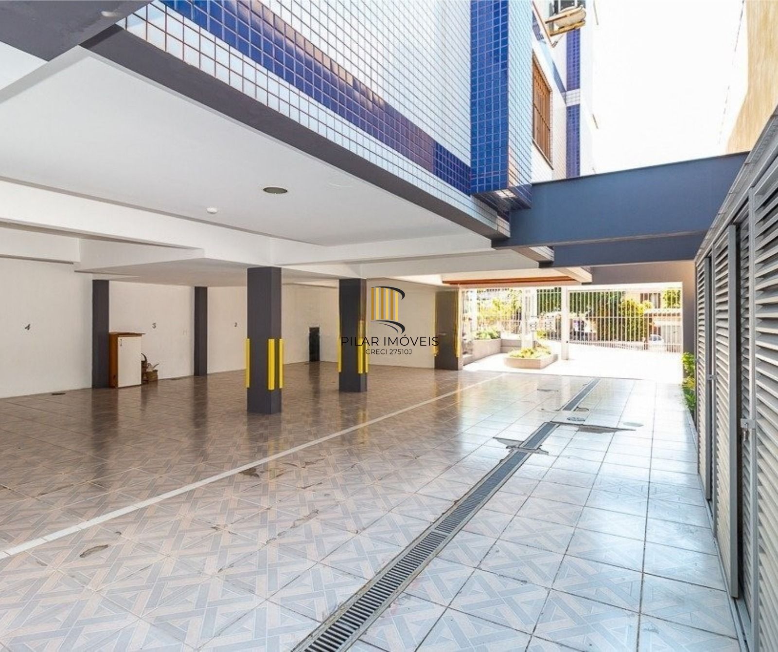 Apartamento de 2 dormitórios, 1 suíte, closet e 2 vagas de garagem .