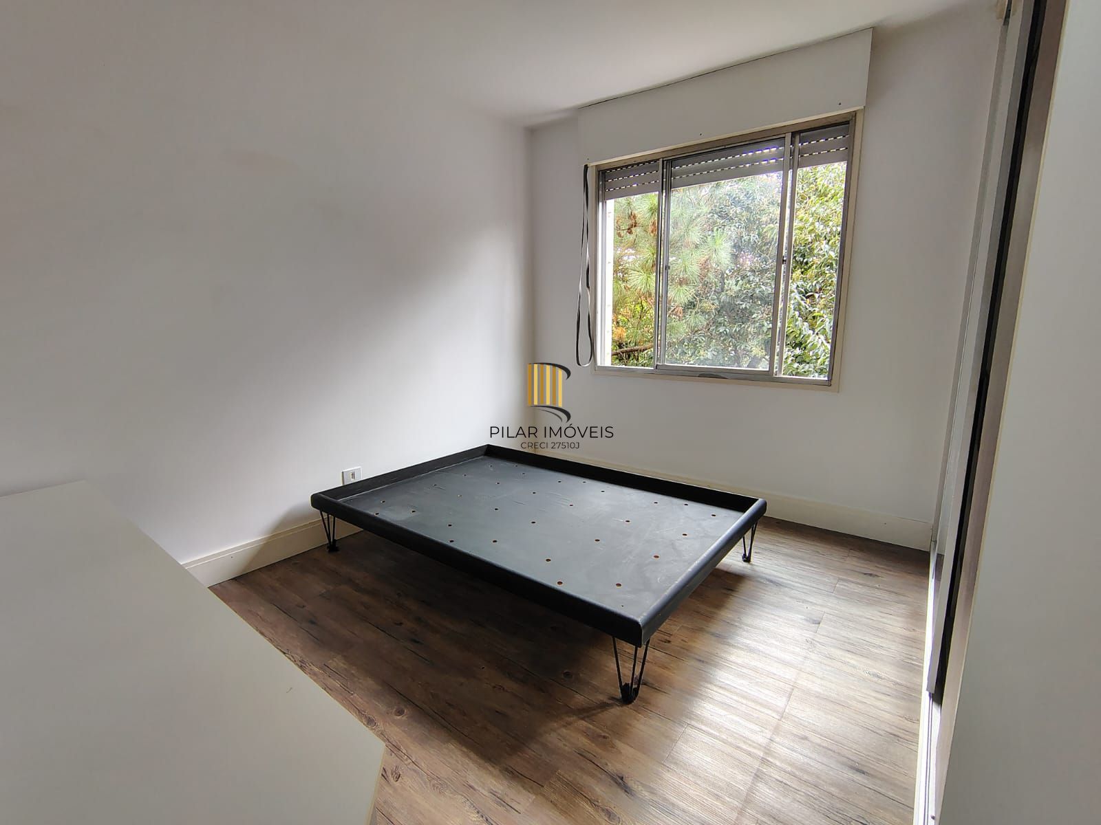 Apartamento de 1 dormitório, living, cozinha planejada, banheiro social.