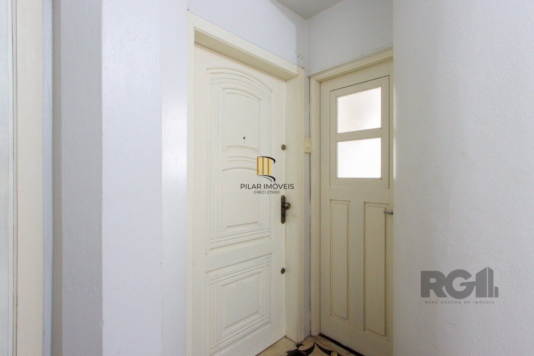 Apartamento semi-mobiliado, possui 3 dormitórios, sendo 1 suíte