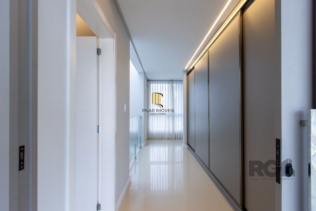 casa com  3 suítes no piso superior, mais 1 suíte no primeiro pavimento.