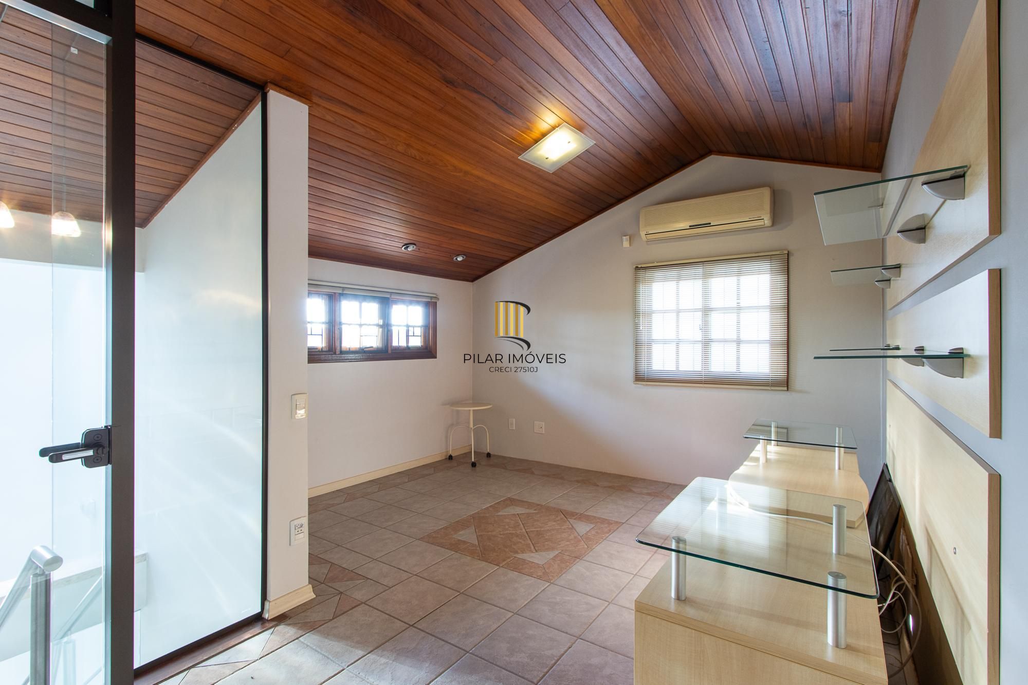 Excelente casa de 3 dormitórios, 1 suíte, pátio, piscina e vaga para 2 carros cobertas.