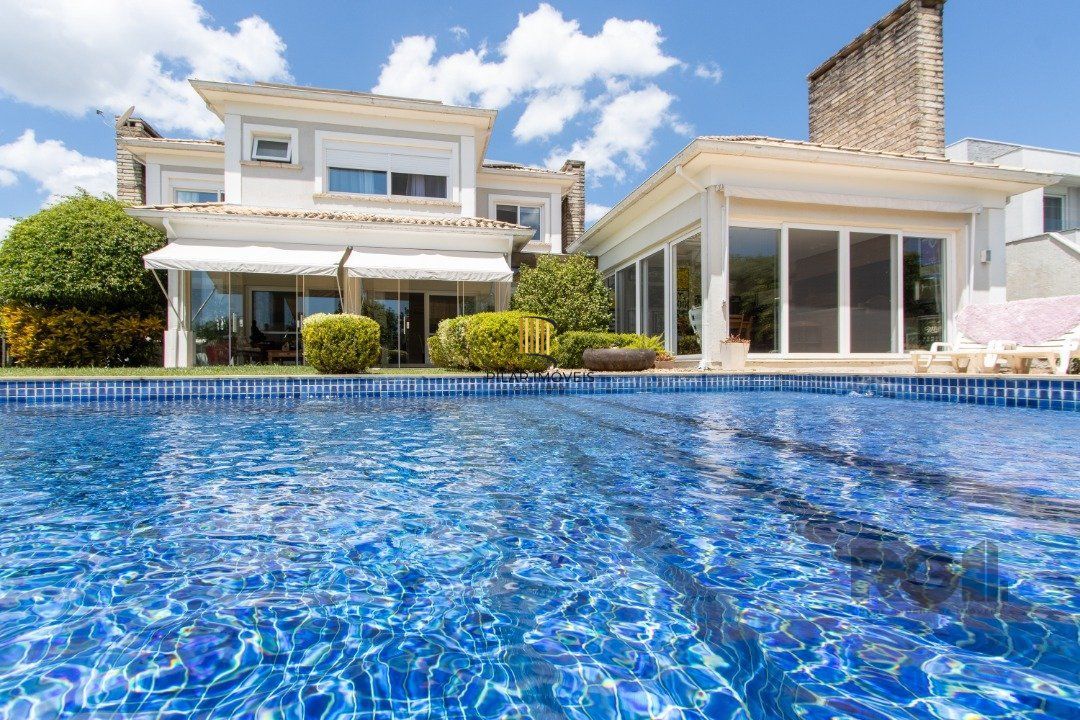 Excelente residência no Condomínio Terra Ville com aproximadamente 474,74m² privativos.