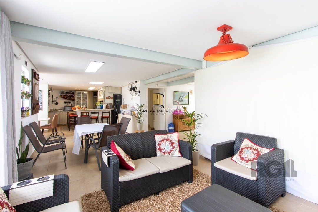 Casa em condominio . com 6 suites, sendo 3 suítes master com closet e hidro.