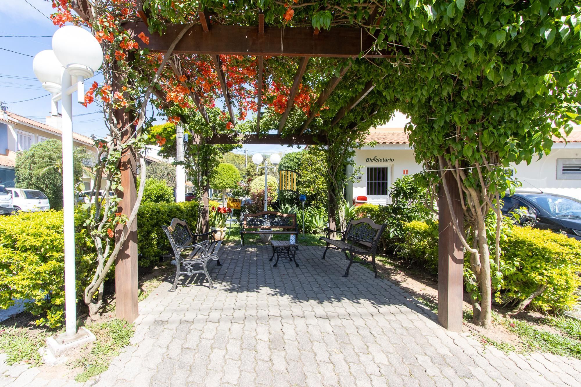 Casa em condominio com piscina