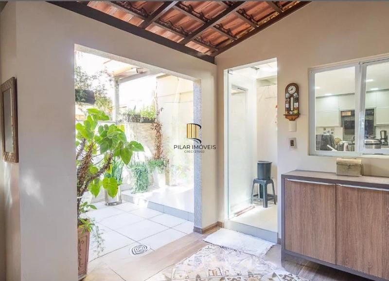 Linda casa com 3 dormitórios, sendo 1 Suíte, Sala Ampla no Condomínio de Ótima Localização
