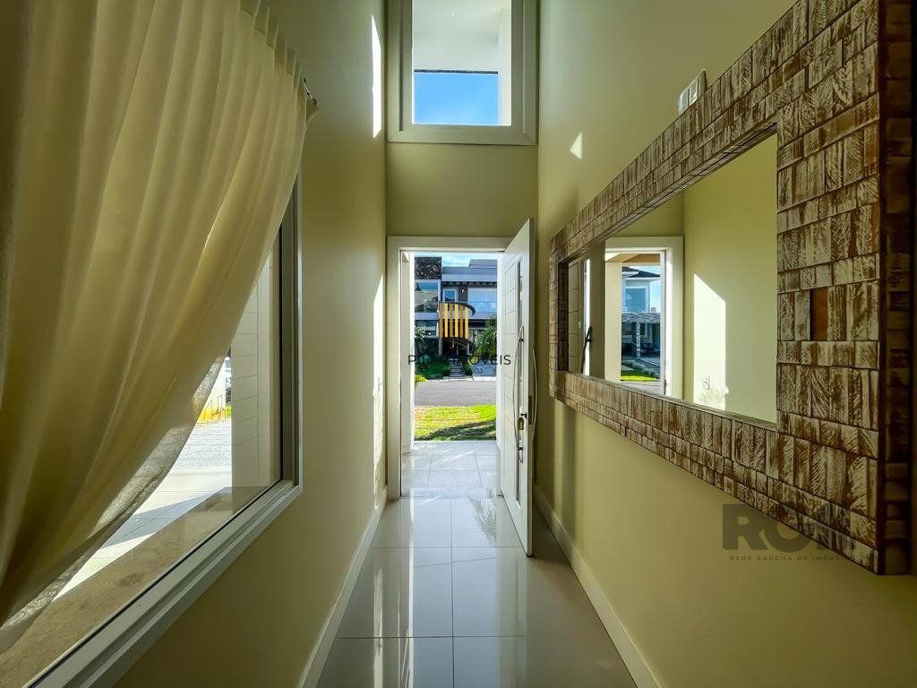 casa Alto Padrão com 239m² privativos, mobiliada e totalmente iluminada.
