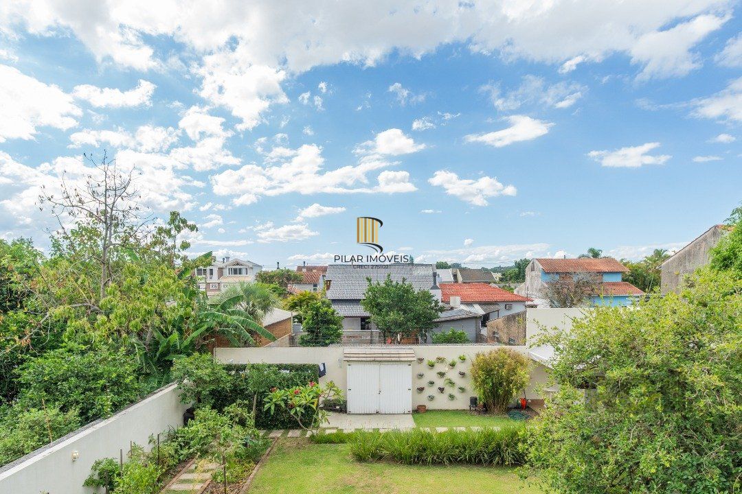 Casa semimobiliada e possui 3 suítes (sendo 1 delas master com closet e hidro)