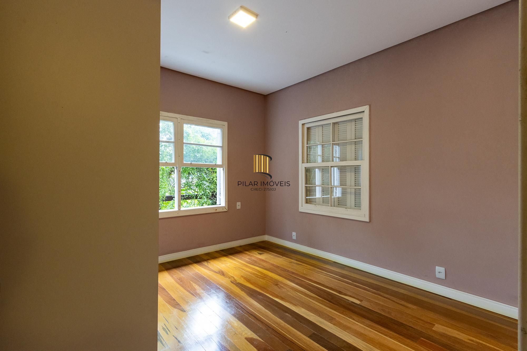 Bela casa térrea, 2 dormitórios e 1 suite - Parte alta do Bairro Espirito Santos