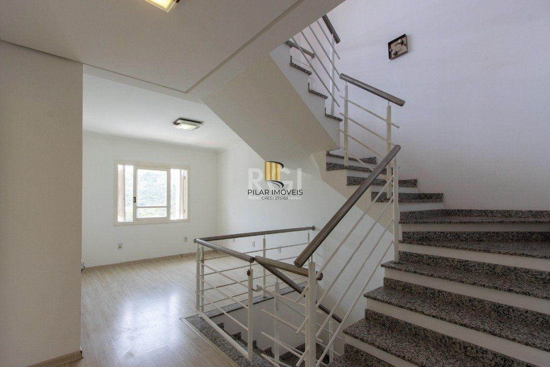 Uma suíte, estar íntimo, living 2 ambientes, lareira, lavabo, cozinha mobiliada,