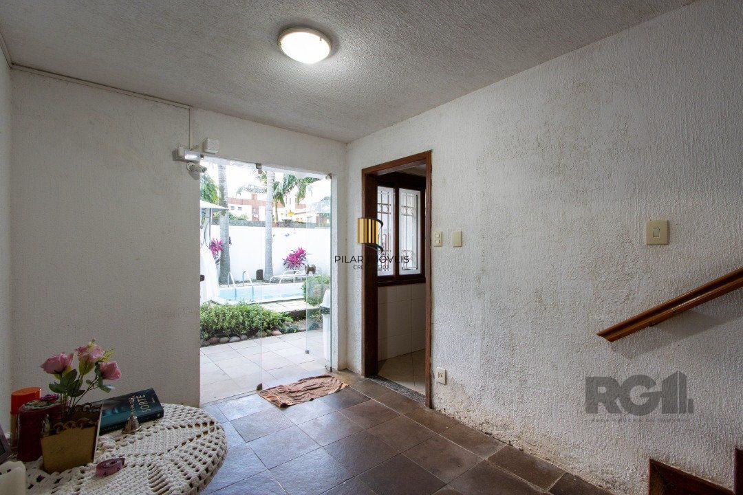 Casa no bairro Cristal, Possui 4 dormitórios, sendo 1suíte, closet e banheira de hidromassagem, com possibilidade de um podendo 1 dormitórios extra.