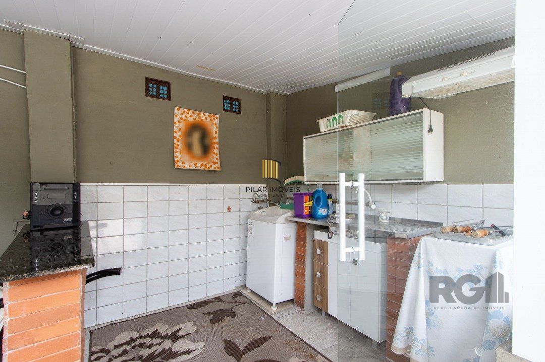 Casa térrea, 3 quartos, 2 banheiros, com pátio no Bairro Cavalhada