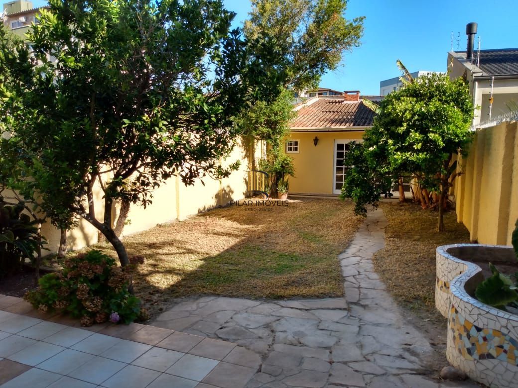 Casa ampla com pátio no Bairro Cristal, com 4 quartos