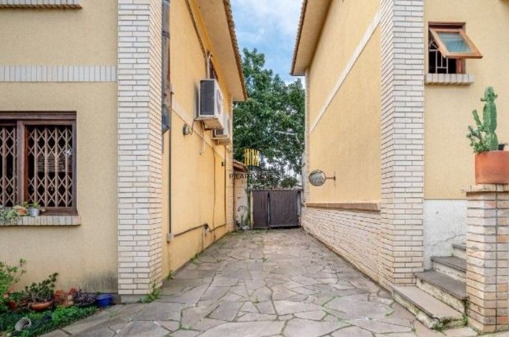 Casa 3 dormitórios, 1 suíte, 2 vagas - Bairro Camaquã