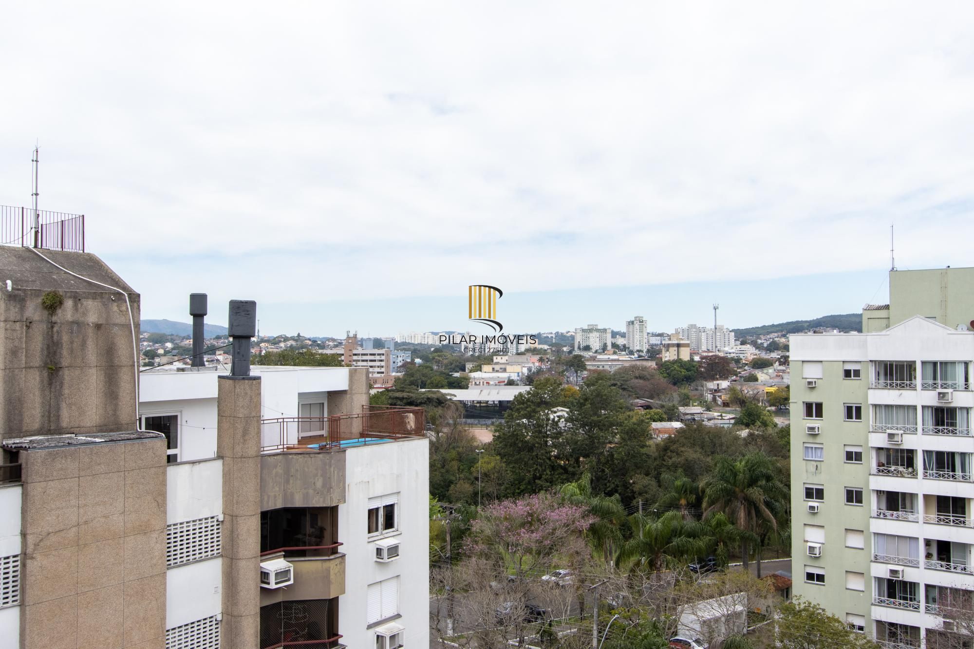 Cobertura com 137m², no Bairro Cristal, de 2 dormitórios, sento uma suíte, ampla sacada, churrasqueira, vista panorâmica, vaga coberta.