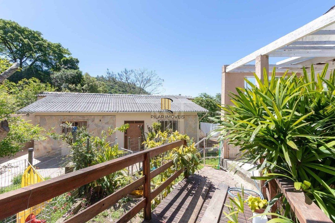 Casa para Venda - 370m², 4 dormitórios, sendo 1 suites, 6 vagas - Lomba do Pinheiro