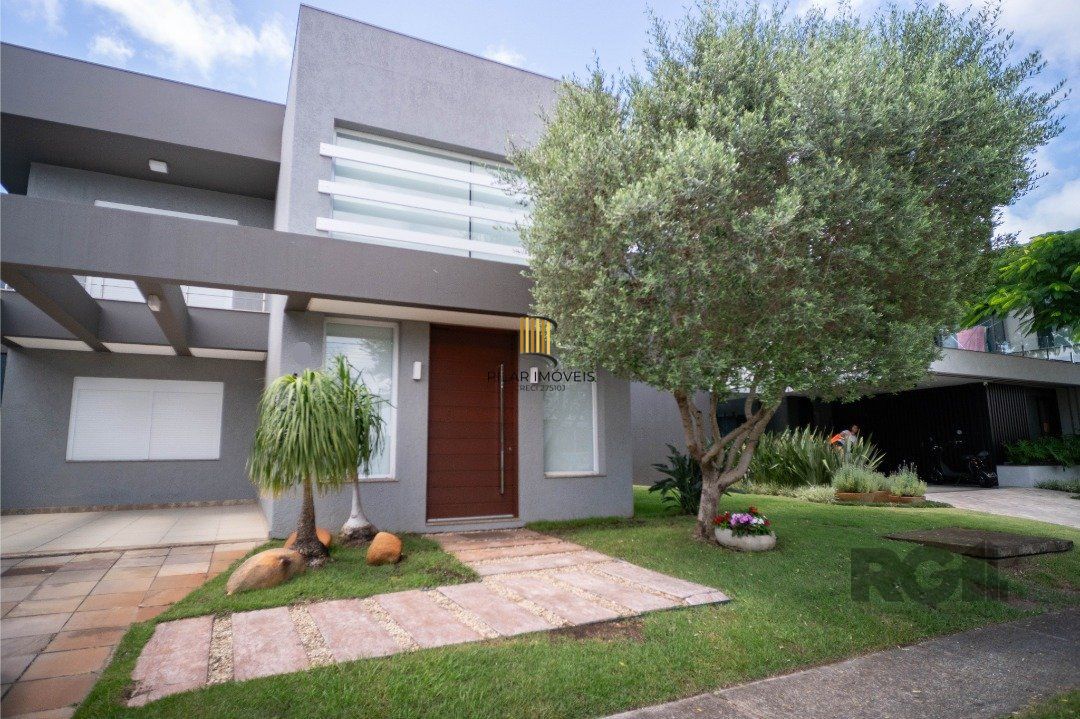 Oportunidade Única! Casa em Condomínio à Beira do Lago com 4 Suítes, sendo uma Térrea e uma Suíte Master Espetacular!