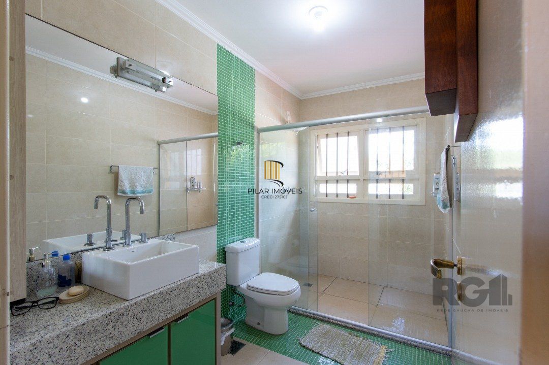 Casa com 452m² de área construída, 02 suítes, banheira de hidro, closet, 02 banheiros sociais, 03 living com 02 ambientes, 02 lareiras