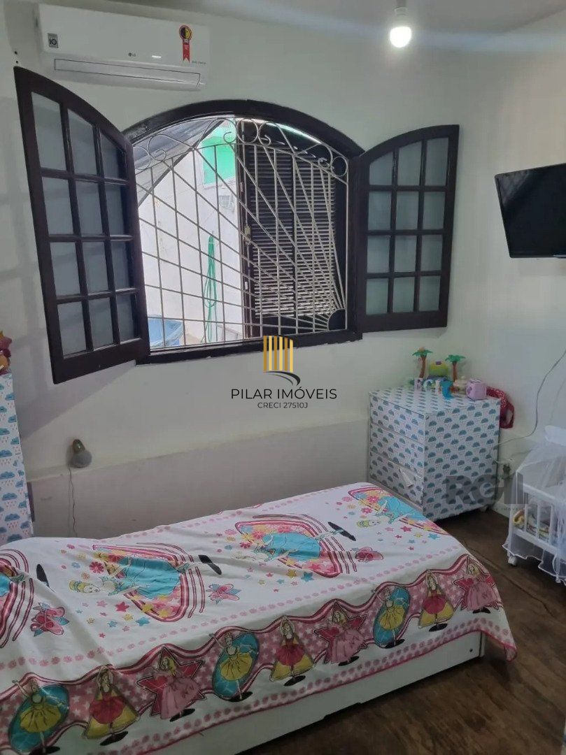Casa térrea, 3 dormitórios, 1 suíte, living para 2 ambientes, cozinha, pátio, 2 banheiros e 4 vagas .