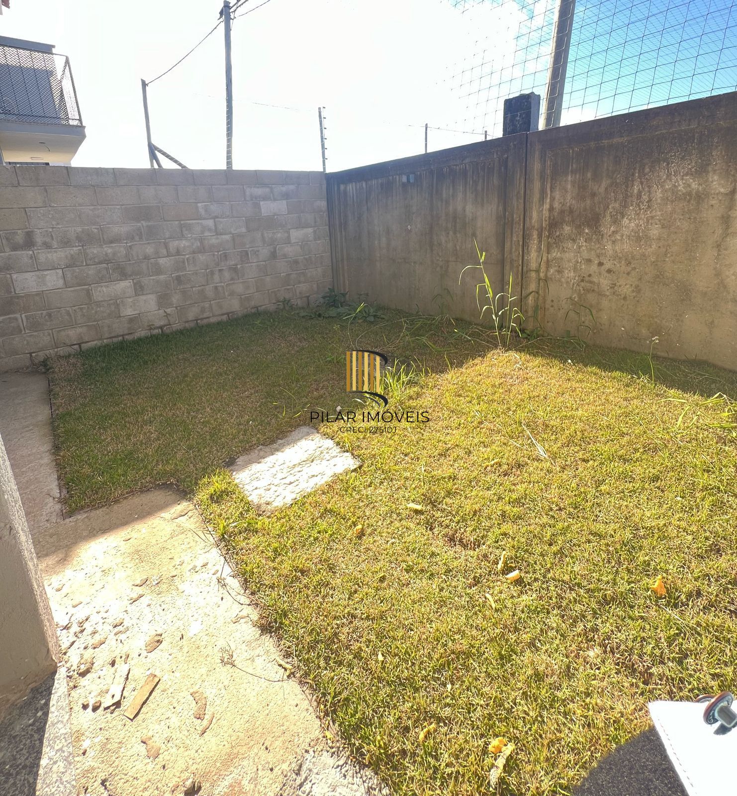 Casa com 2 dormitórios, banheiro social e pátio