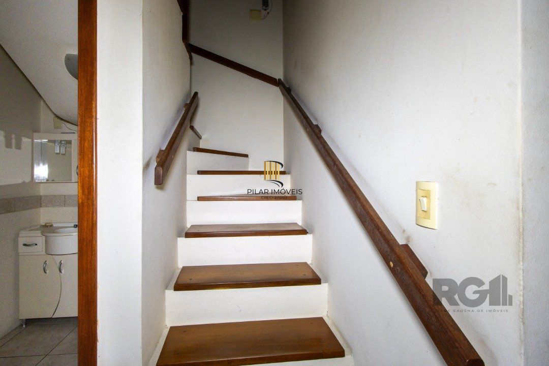 Casa em Condomínio na Zona Sul, no bairro Hípica, com 2 dormitórios, living para dois ambientes, cozinha mobiliada, lavabo