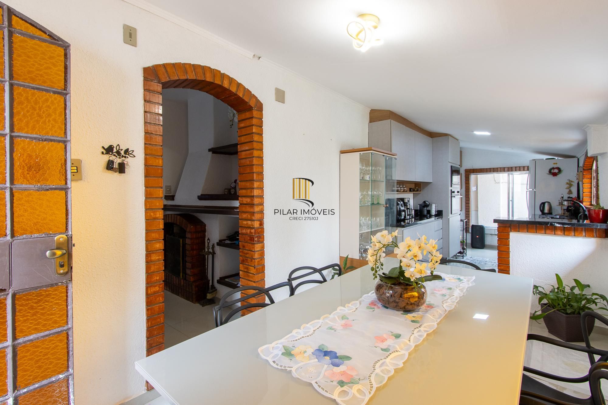 Casa de 4 dormitórios, 2 suítes, piscina, pátio e 2 vagas de garagem.