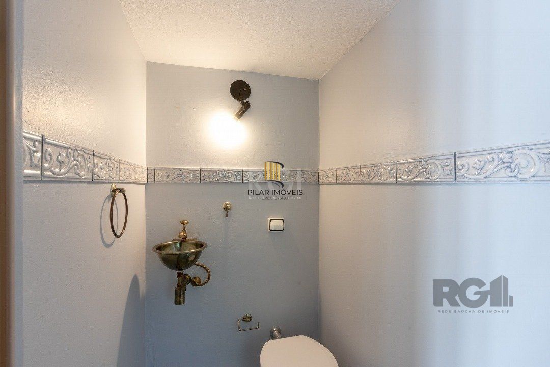 Casa em condomínio com 3 dormitórios, 3 banheiros no bairro Cristal