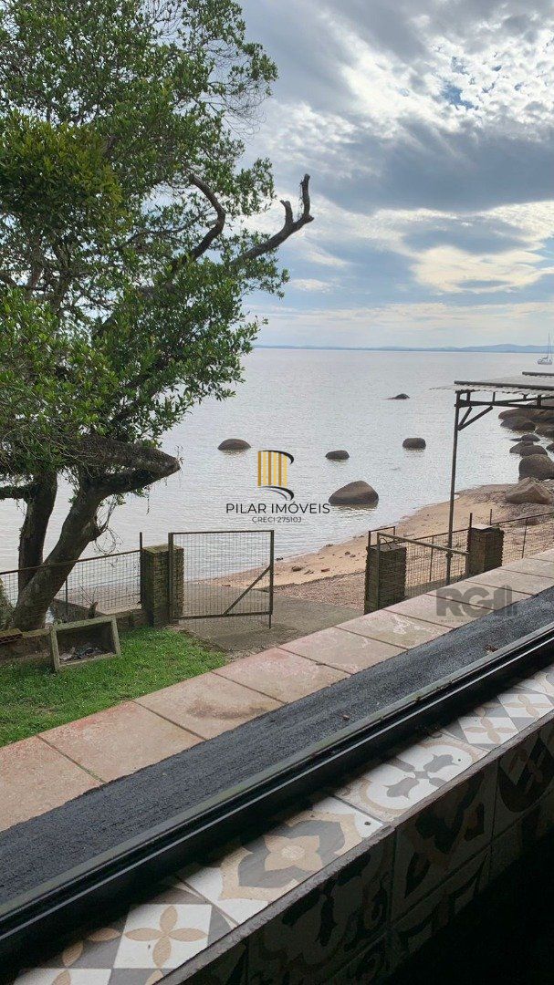 AMPLA CASA COM PRAIA PRIVATIVA NA ZONA SUL DE POA