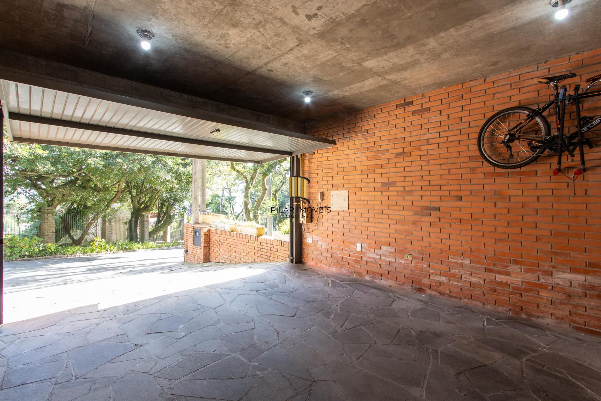 Casa 5 dormitórios no bairro Teresópolis