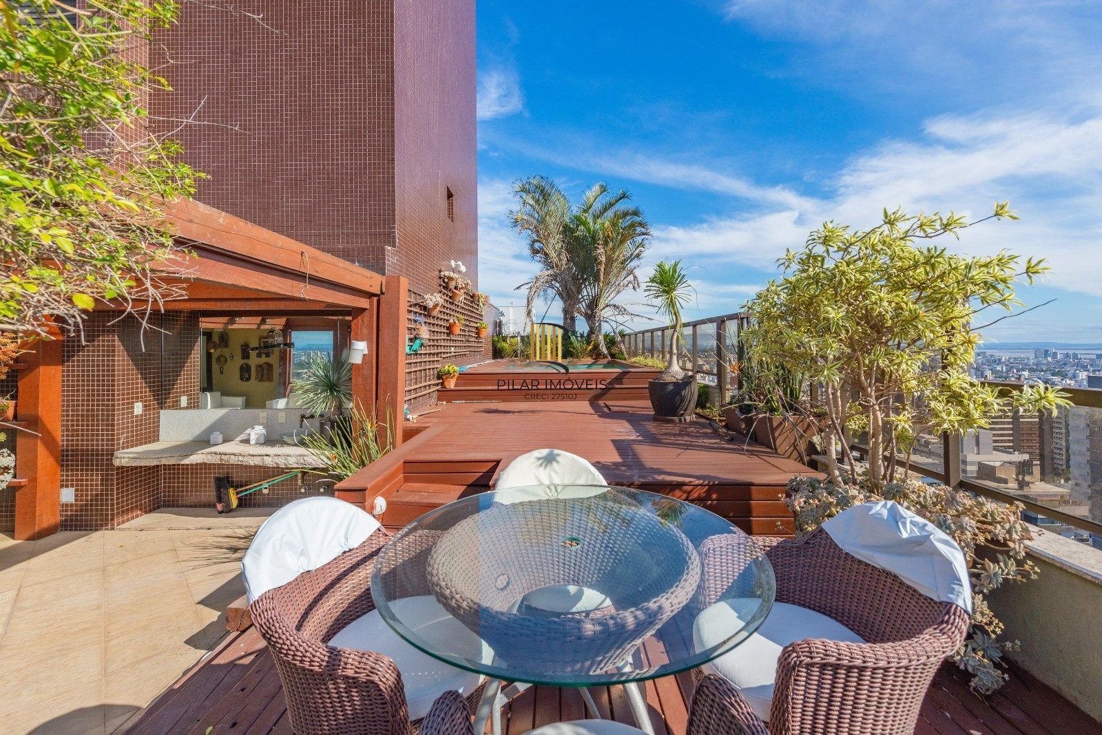 Clássica Cobertura, 600m2 privativos, 4 Dormitórios Sendo 3 Suítes!