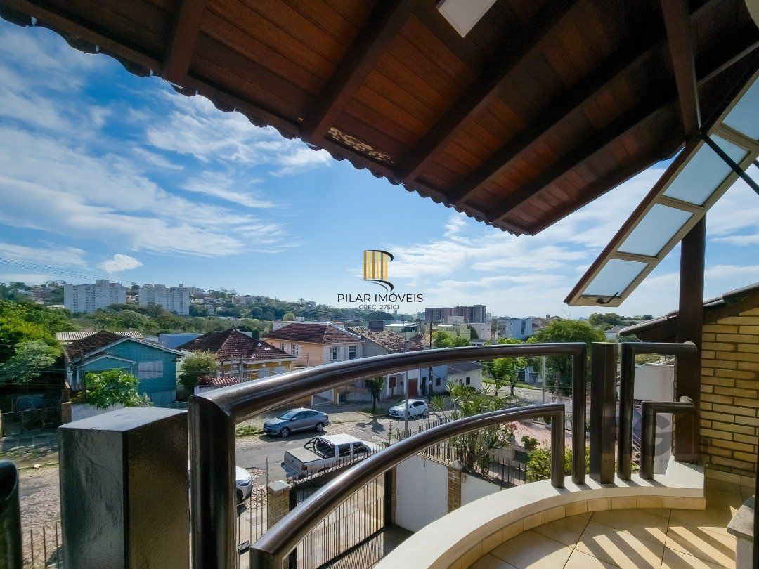 Casa 4 dormitórios no bairro Glória