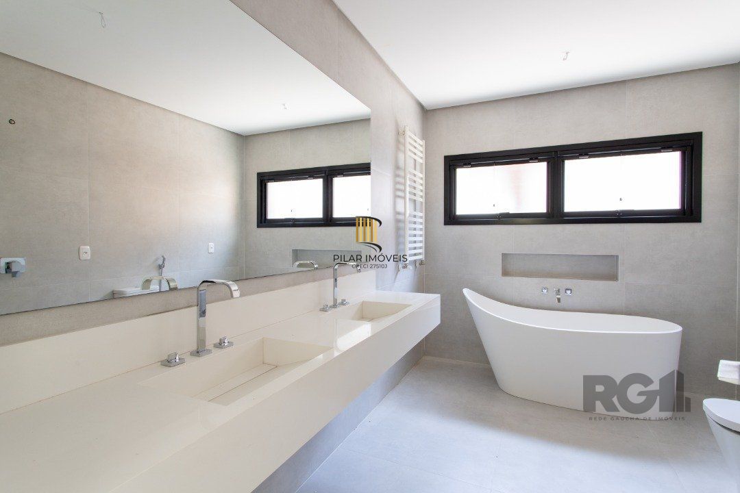 A Casa Le Mans, uma residência térrea de esquina com 389,48m2 de área coberta