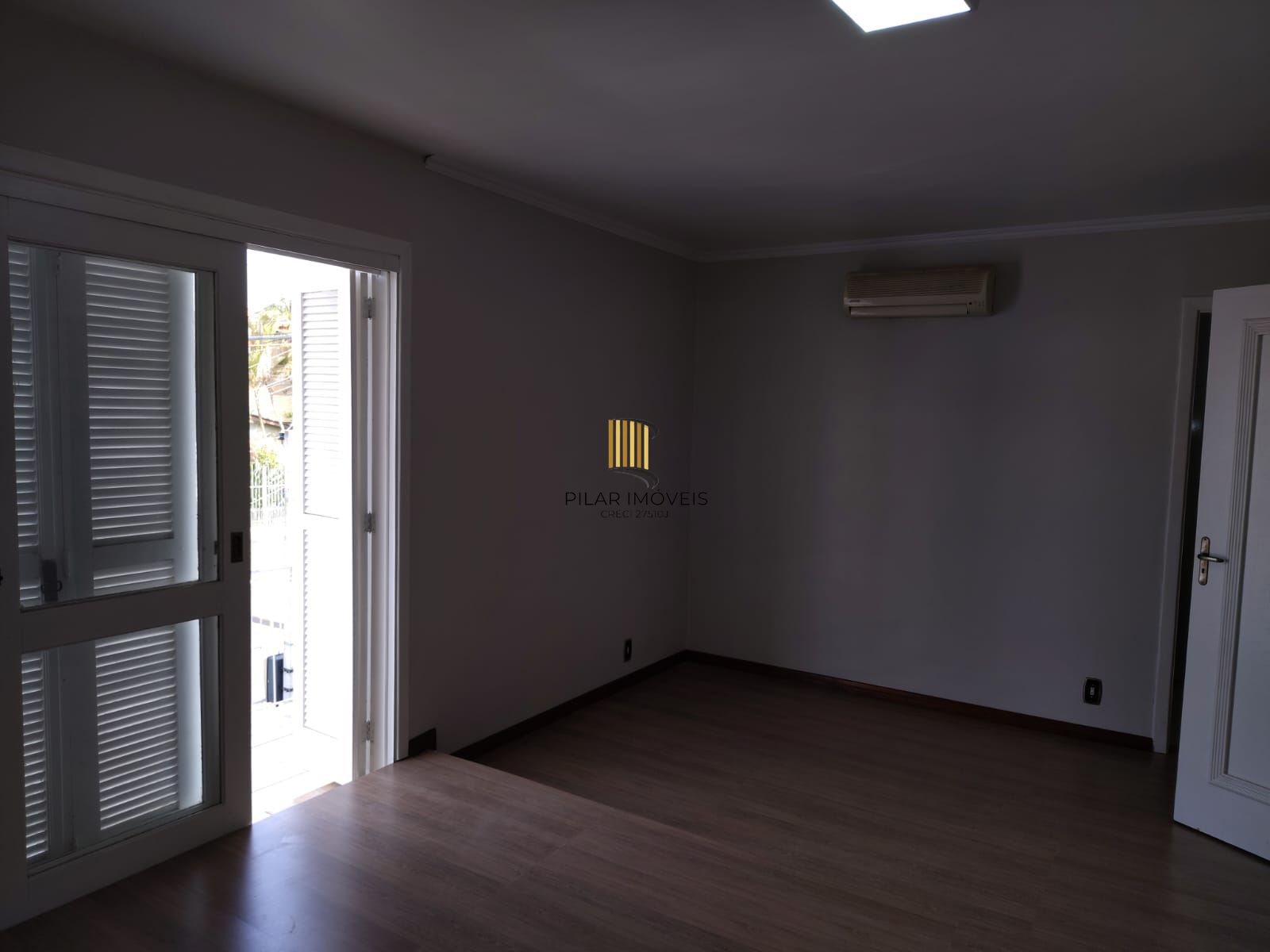 Casa de alvenaria, com 3 quartos, 1 suíte e 3 vagas de garagem.