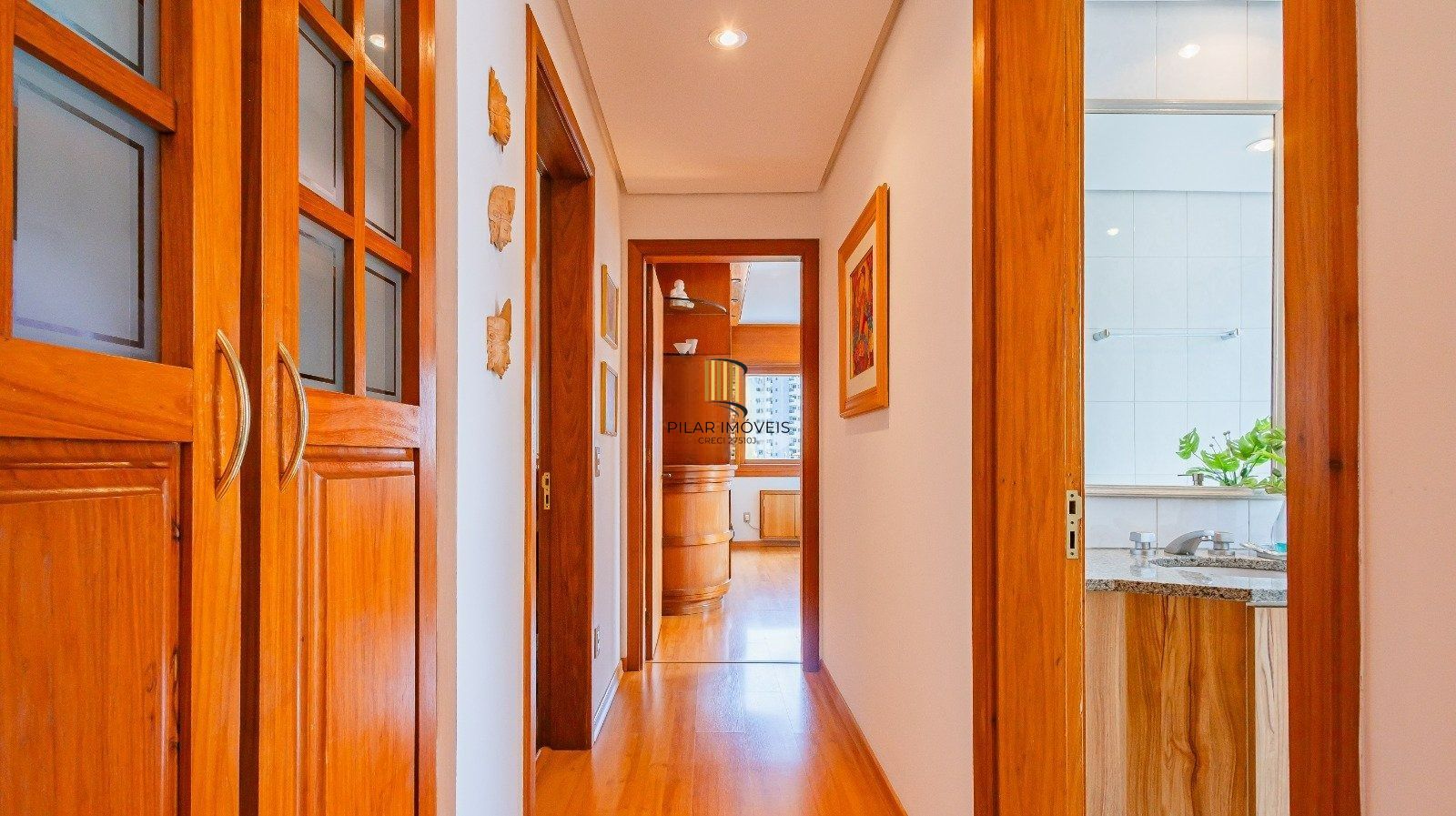 Apartamento com três quartos e três vagas, no bairro Bela Vista